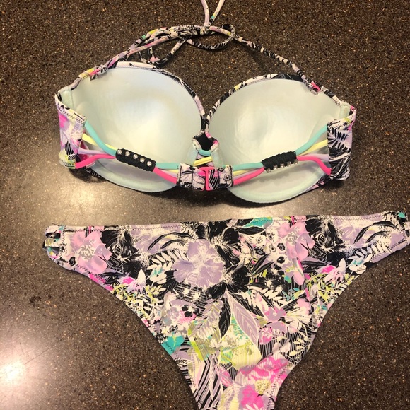 Victoria’s Secret Bikini - Picture 2 of 4